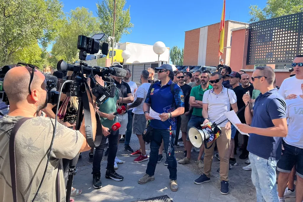 Los antidisturbios materializan su protesta en su sede central por el "abandono" de Interior pese al intento de boicot del Ministerio a la concentración