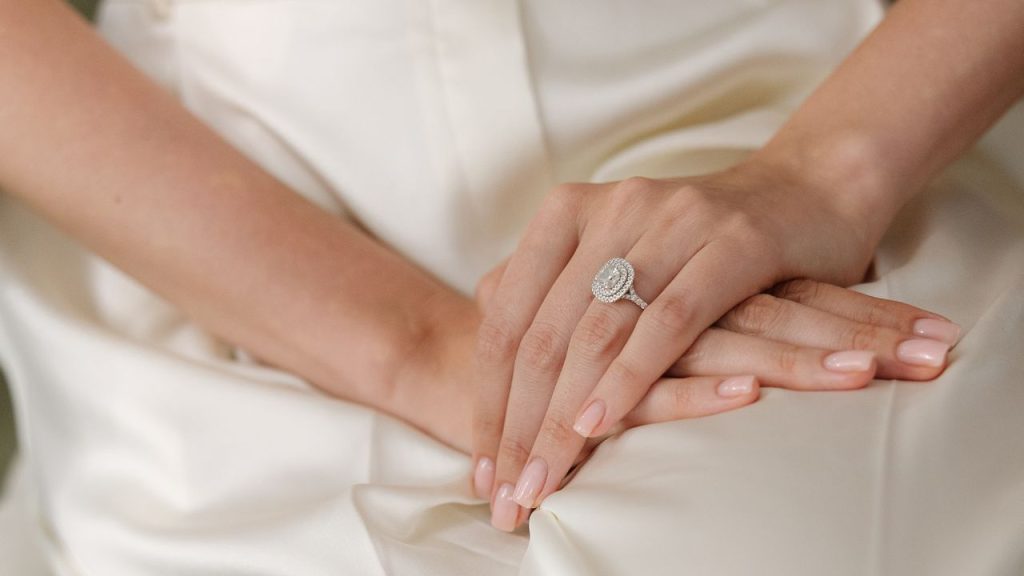 Manicuras de novia 2026: todos los estilos que más se llevarán para darse el “sí, quiero”