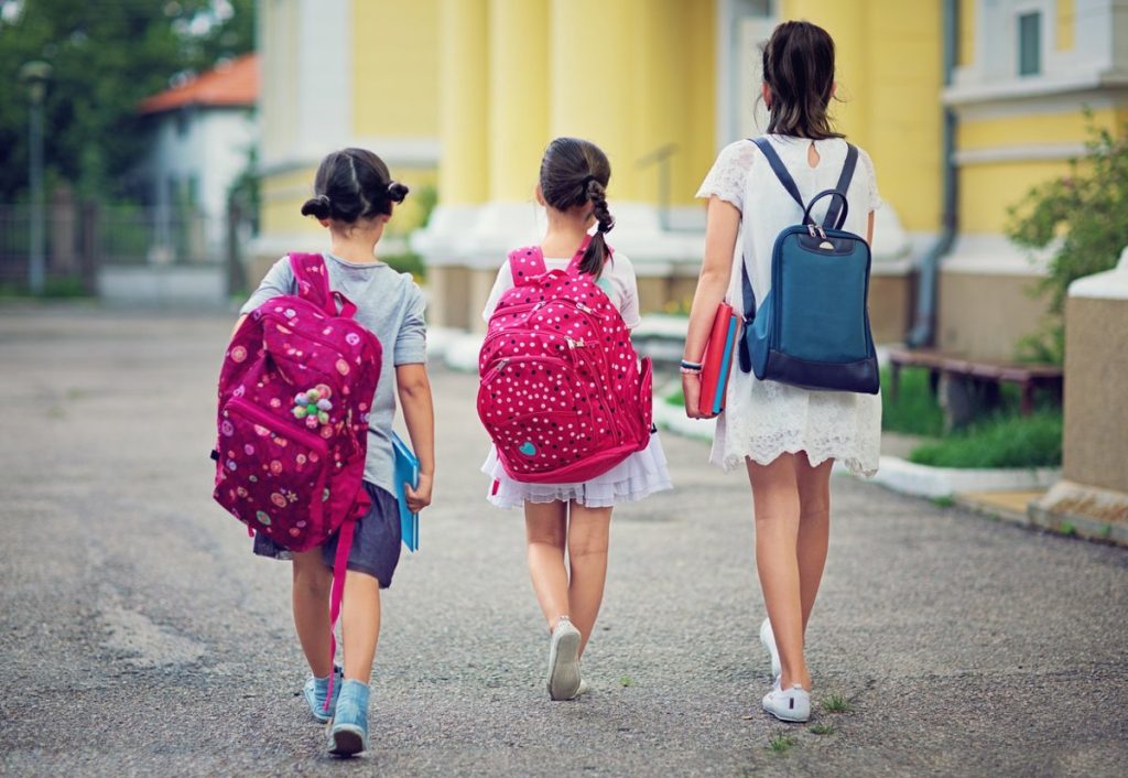 Mochilas escolares y dolor de espalda: cómo combatirlo con ejercicio