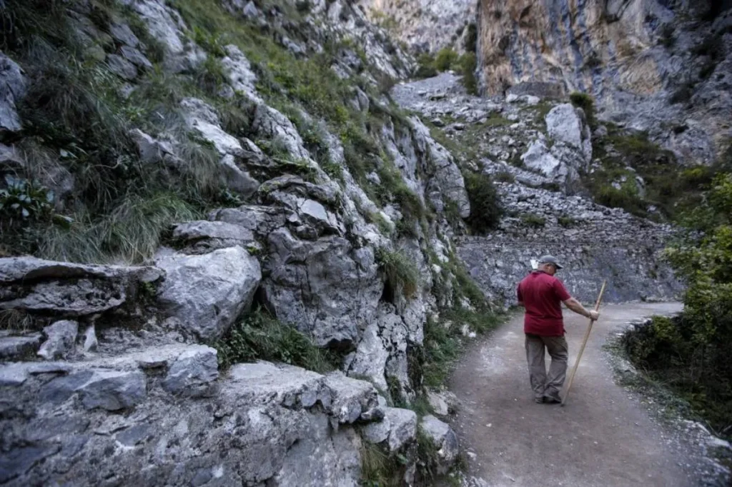 Muere una joven alemana de 29 años tras caer de una altura de 50 metros en la ruta del Cares (Asturias)