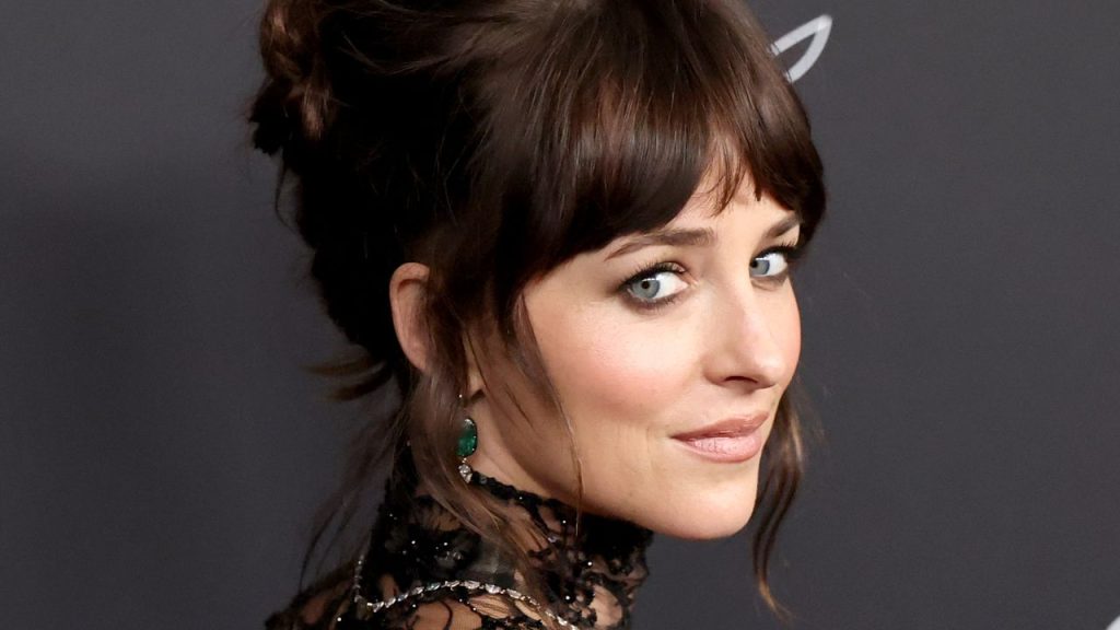 Olvídate de todos los ‘naked dress’ que has visto, este de Dakota Johnson es el definitivo