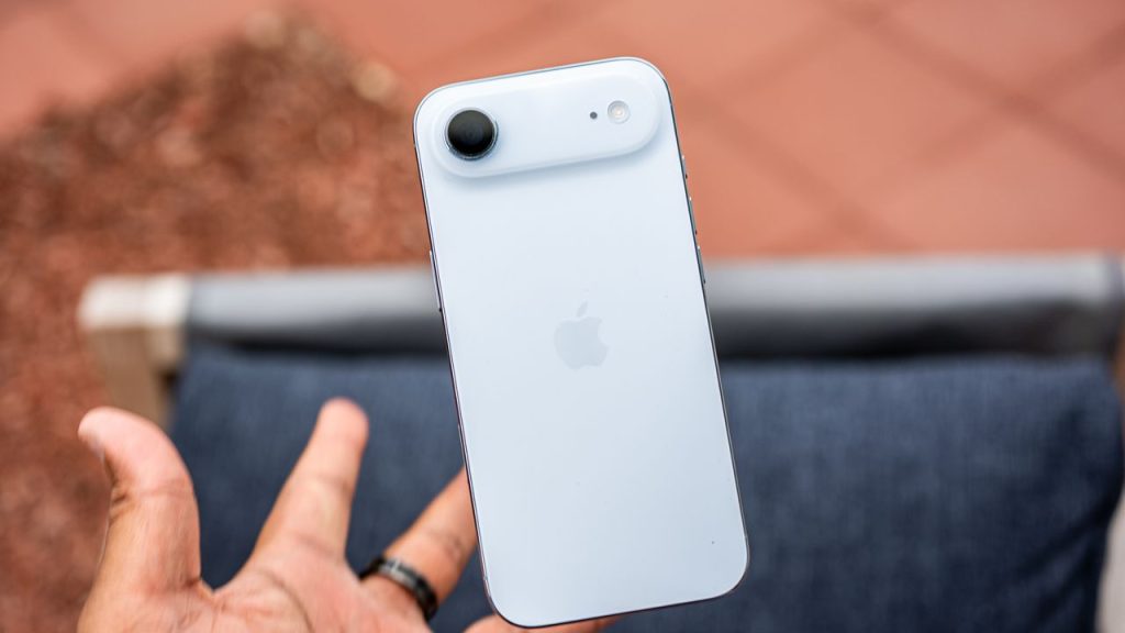 Probamos el iPhone Air y sí, supera la prueba de la batería