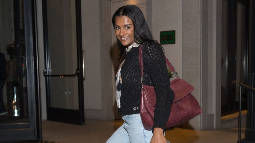Según Simone Ashley, a las botas ‘cowboy’ todavía les quedan unos cuantos rodeos