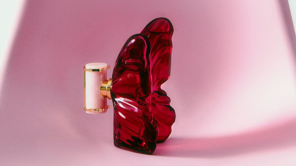 “Sensual, magnético, adictivo…” Así se siente (y huele) el nuevo perfume de Carolina Herrera