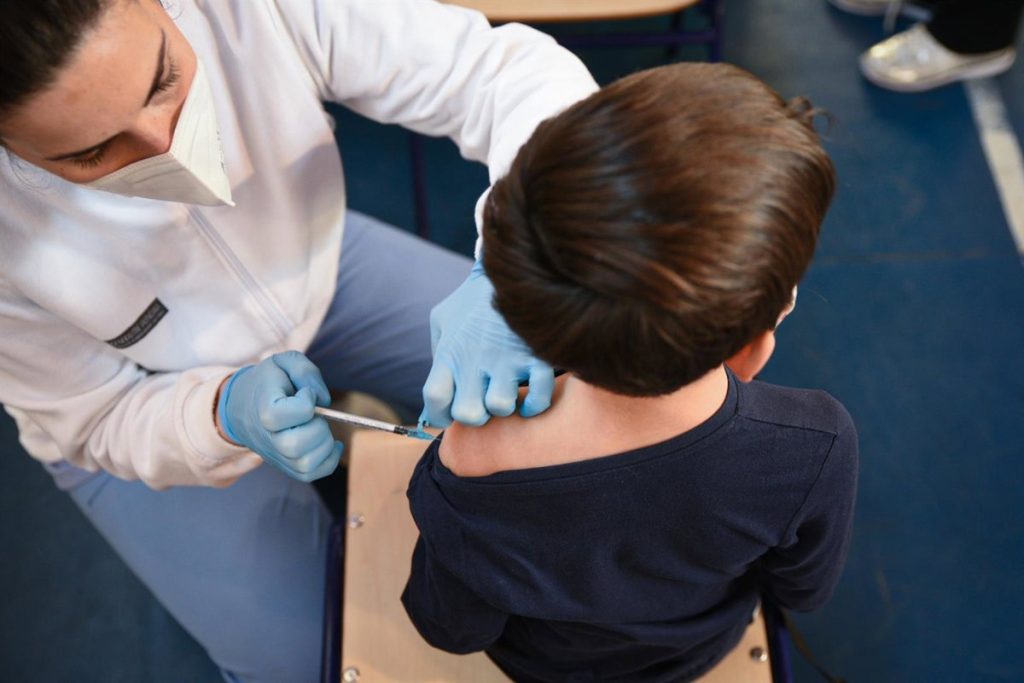 Sociedades científicas proponen que se vacune contra la gripe a niños y adolescentes desde los 6 meses hasta los 17 años
