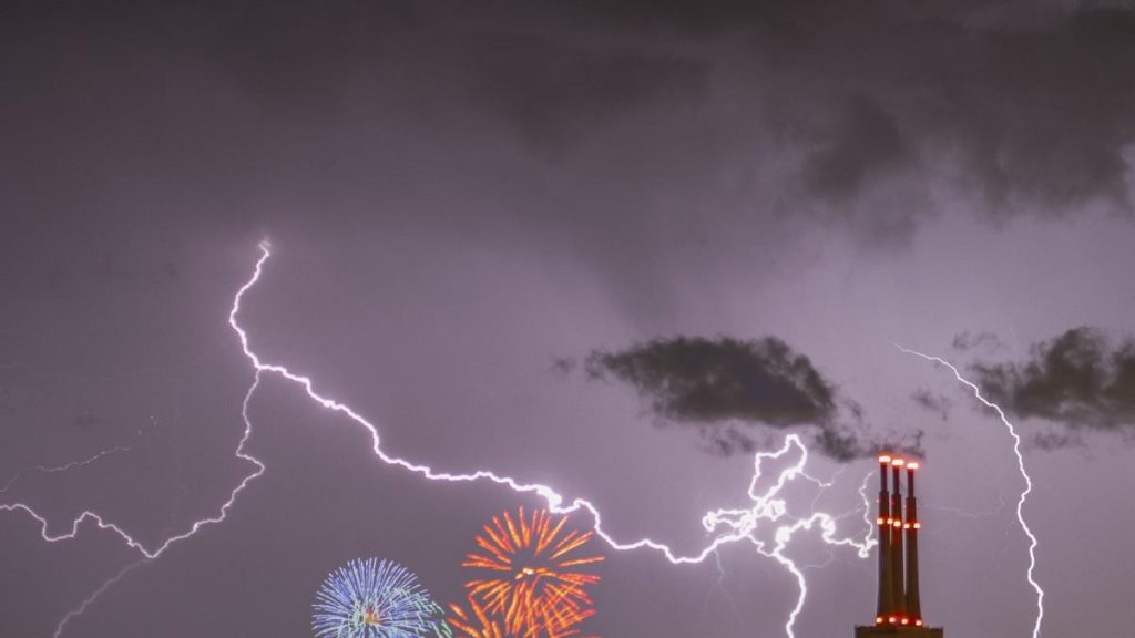 Tormenta de rayos y pirotecnia en Barcelona