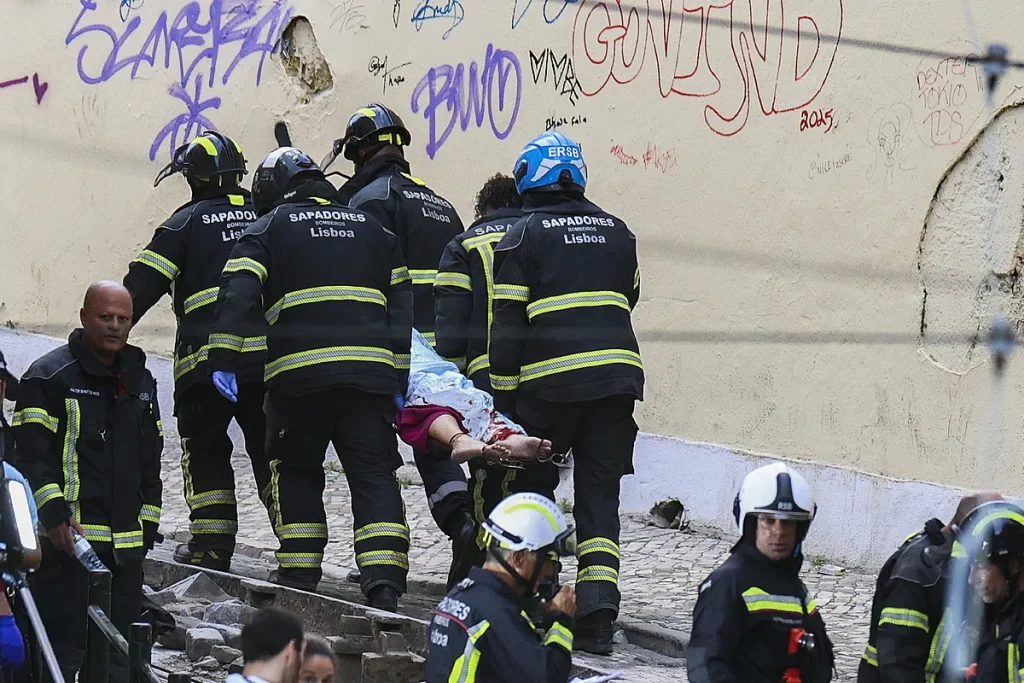 Un padre alemán, dos trabajadores de una entidad humanitaria, el guardafrenos del funicular...  estas son las víctimas del descarrilamiento en Lisboa