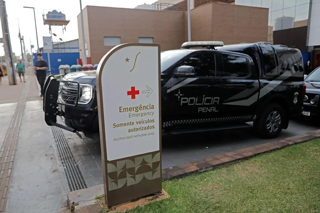 Una crisis de salud lleva a Bolsonaro al hospital mientras su hijo Eduardo es elegido líder de la minoría en el Congreso