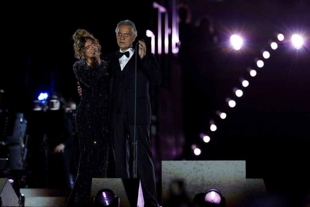 Una elegante Karol G triunfa en el Vaticano, y canta en dúo con Andrea Bocelli