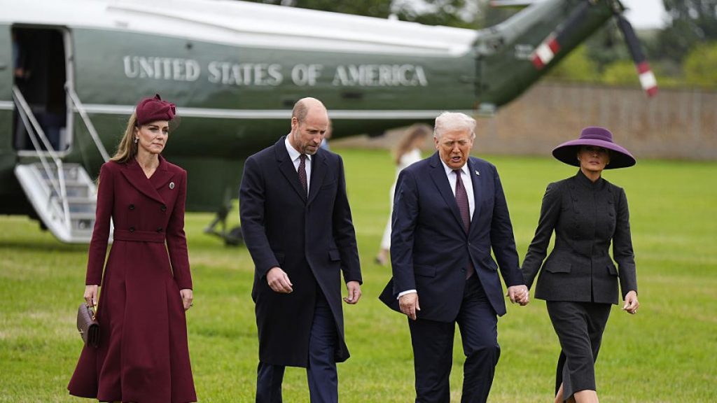 Una experta en protocolo pone la lupa en lo que hace Trump durante su visita a Windsor: '¿Para qué lo invitáis?'
