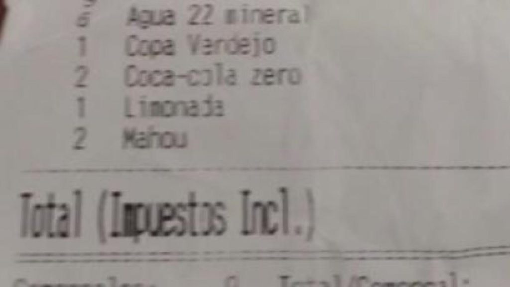 Van a un restaurante solo a tomar algo y lo que le cobran extra en la cuenta va a generar un buen lío