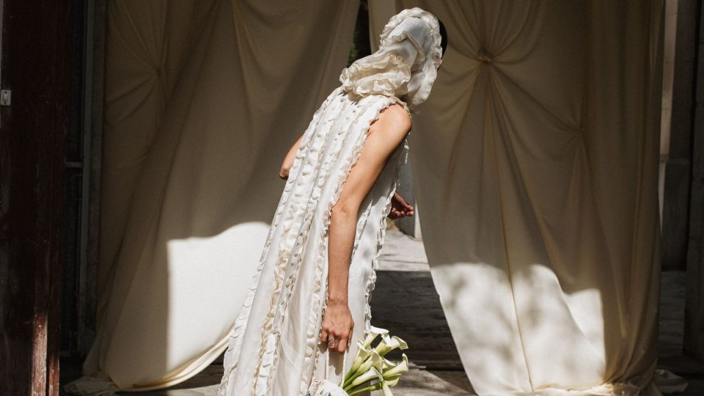 Vestidos de novia con capucha: la inesperada tendencia nupcial que Hailey Bieber llevó para anunciar su embarazo (y que tienen que tener bajo su radar las novias de 2026)