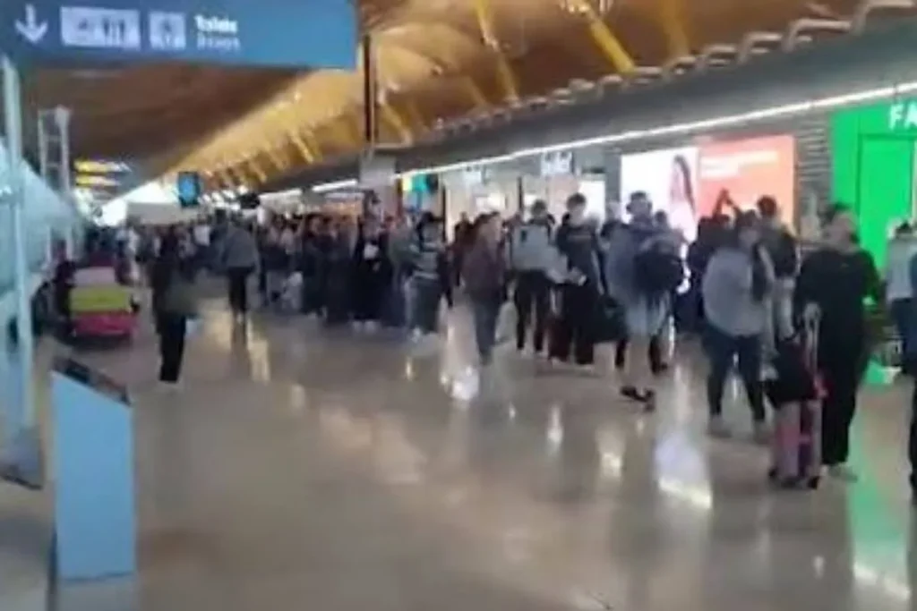 Vuelve la normalidad a Barajas tras los colapsos de más de una hora por la huelga de un grupo de vigilantes por segundo día consecutivo