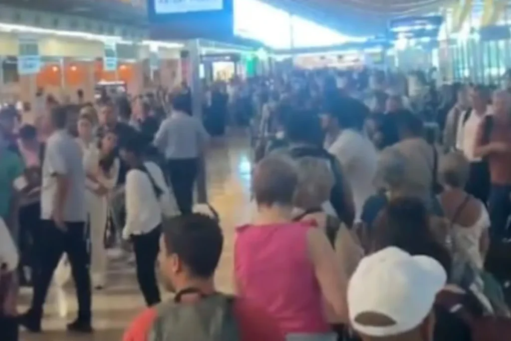 Vuelve la normalidad al aeropuerto de Barajas tras horas de caos con largas colas para pasar los controles a causa de una huelga de personal de seguridad