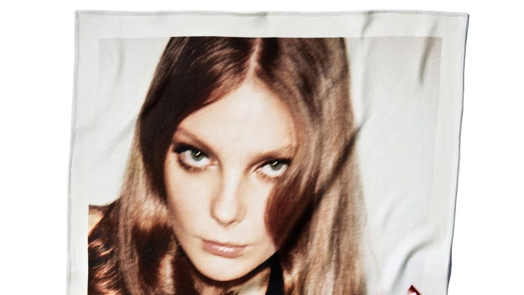 Zara celebra su 50 aniversario con 50 iconos creativos en una colección única