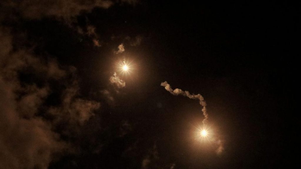 fuertes bombardeos y acercamiento de tropas en las inmediaciones