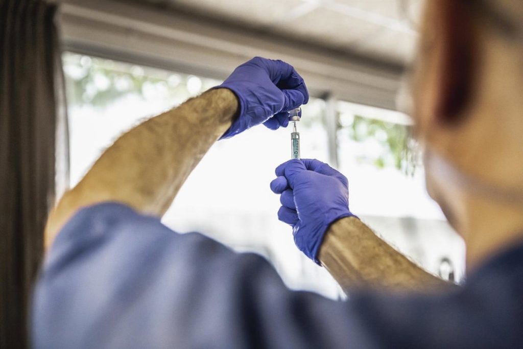¿Los anticoagulantes interfieren con la vacuna COVID? La ciencia responde