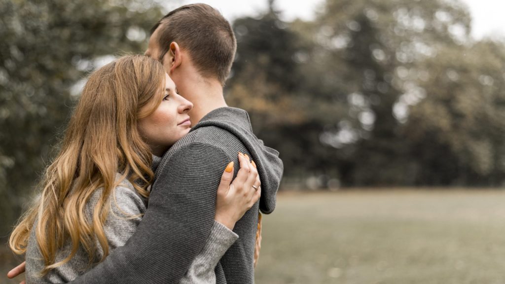 ¿Quieres saber si le gustas a esa persona? Fíjate en sus abrazos
