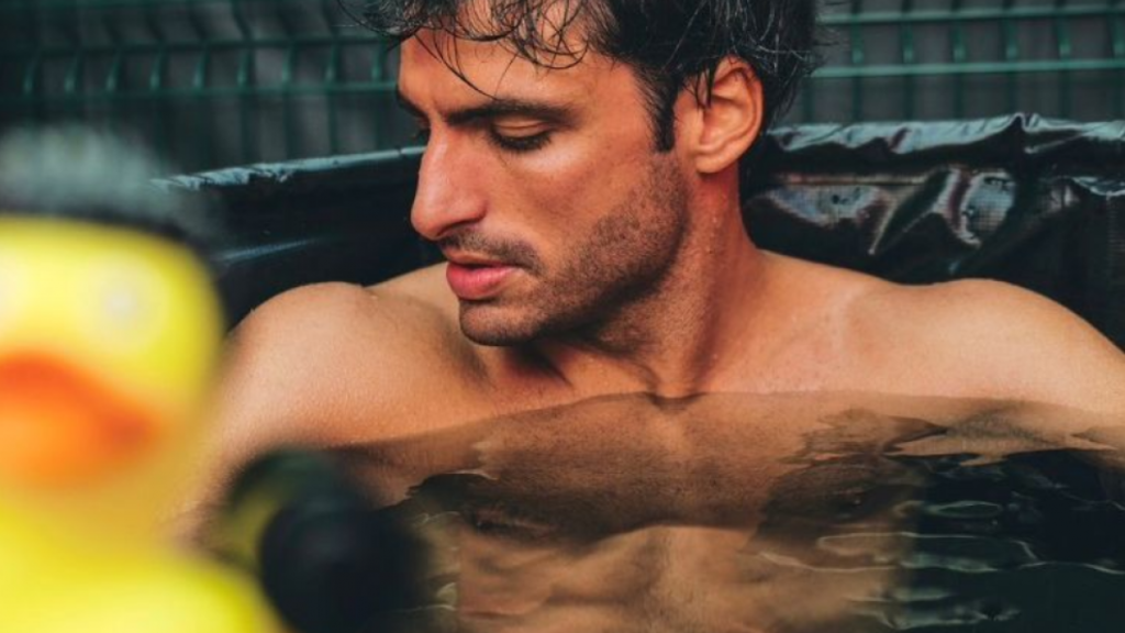 Carlos Sainz revela que el traje tiene fallos y que, "los baños de hielo me los copio todo el mundo"